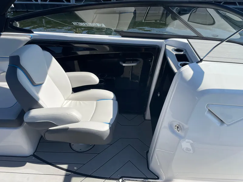 Slide: The Image of Yamaha 252 Surf 2021 - 13