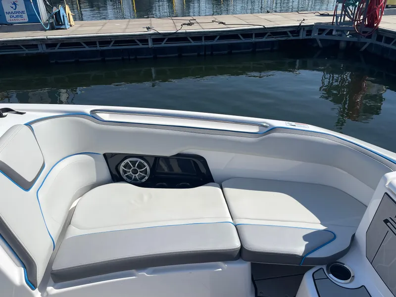 Slide: The Image of Yamaha 252 Surf 2021 - 16