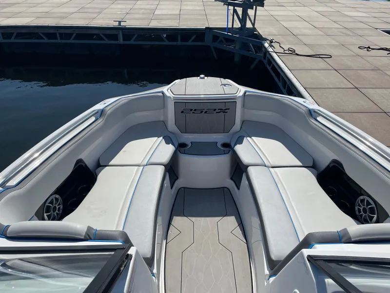 Slide: The Image of Yamaha 252 Surf 2021 - 17