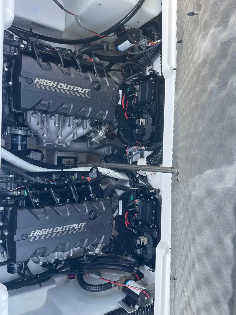 Slide: The Image of Yamaha 252 Surf 2021 - 23