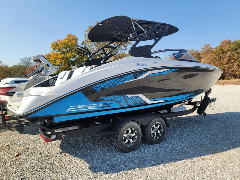 Slide: The Image of Yamaha 252 Surf 2021 - 26