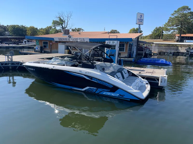 Slide: The Image of Yamaha 252 Surf 2021 - 4