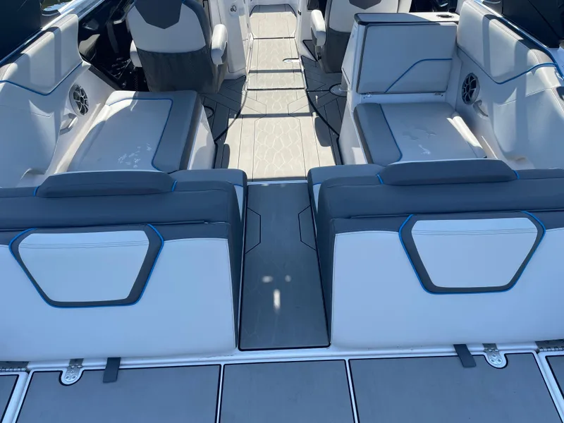 Slide: The Image of Yamaha 252 Surf 2021 - 8