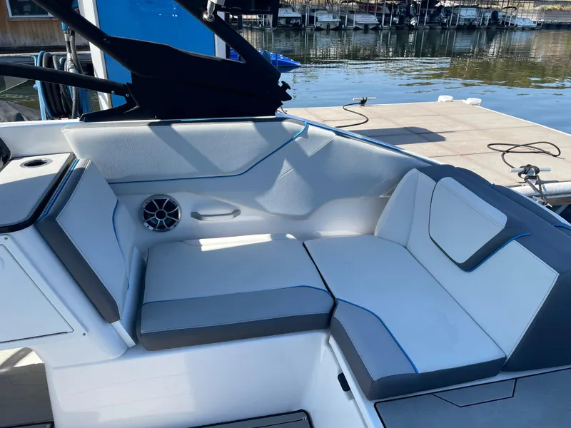 Slide: The Image of Yamaha 252 Surf 2021 - 9