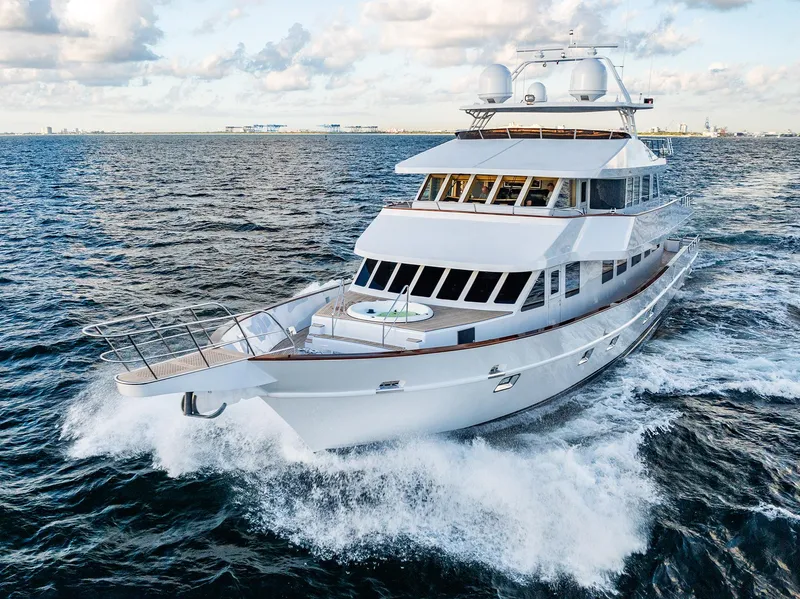 Slide: The Image of Luxury Crystal Motoryacht 2009 cruising on open sea. - 16