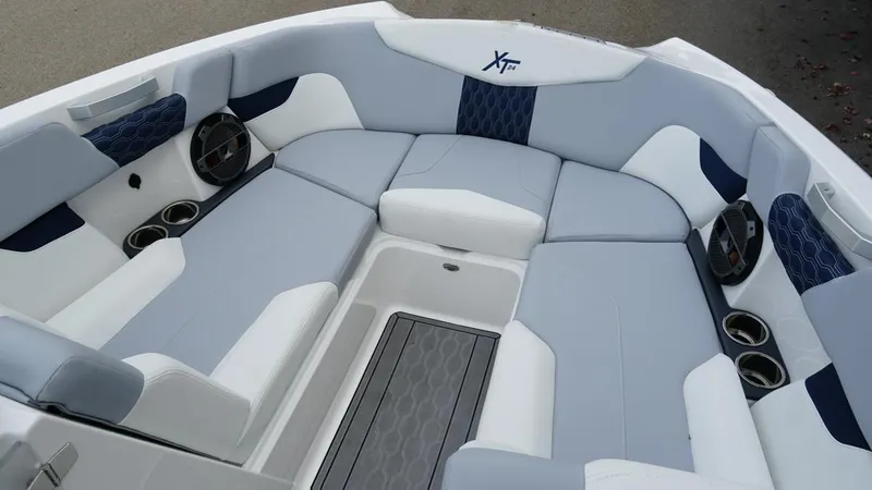 Slide: The Image of MasterCraft XT24 2022 - 11