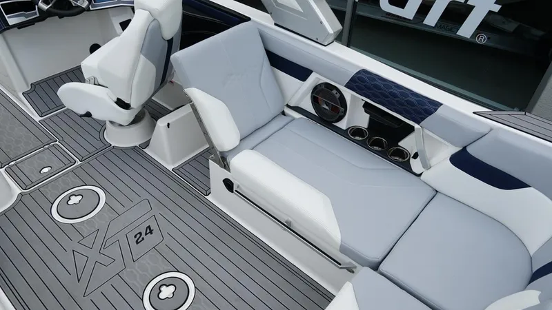 Slide: The Image of MasterCraft XT24 2022 - 15
