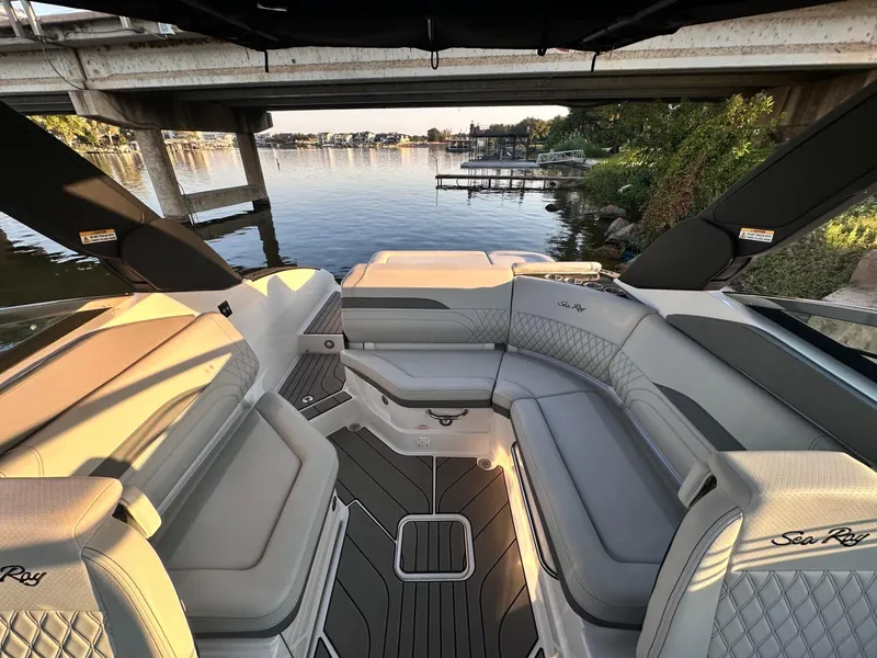 Slide: The Image of Sea Ray SLX 260 Surf 2024 - 11