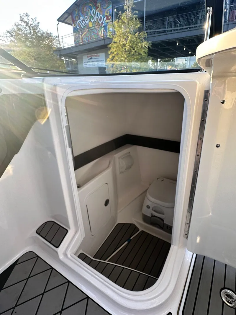 Slide: The Image of Sea Ray SLX 260 Surf 2024 - 16