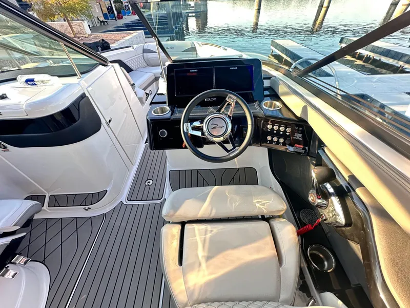 Slide: The Image of Sea Ray SLX 260 Surf 2024 - 19