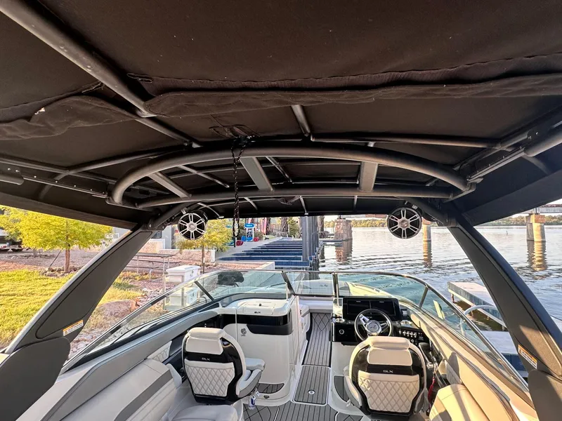 Slide: The Image of Sea Ray SLX 260 Surf 2024 - 27