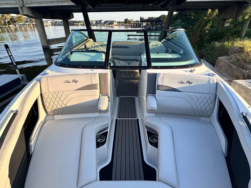 Slide: The Image of Sea Ray SLX 260 Surf 2024 - 33
