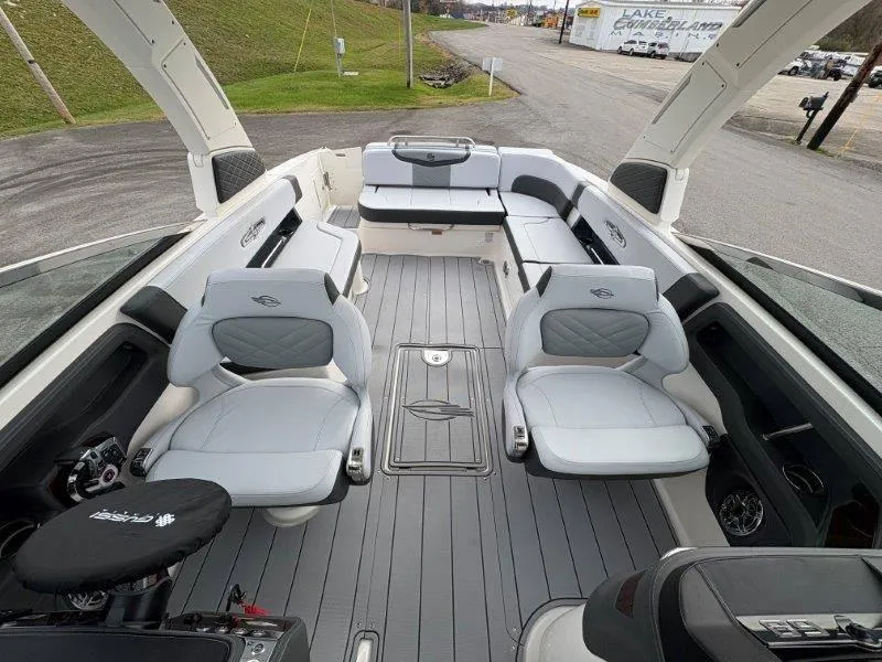 Slide: The Image of Chaparral 30 Surf 2025 - 37