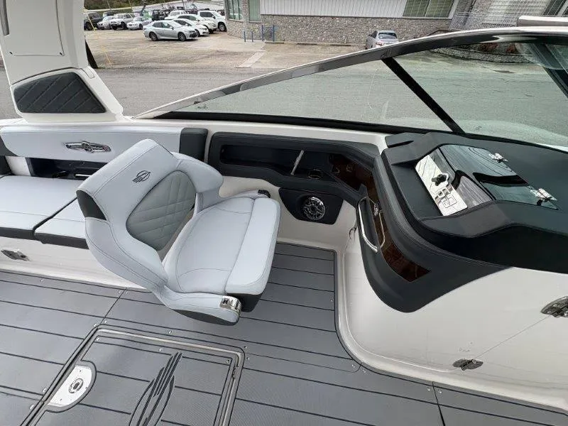 Slide: The Image of Chaparral 30 Surf 2025 - 65