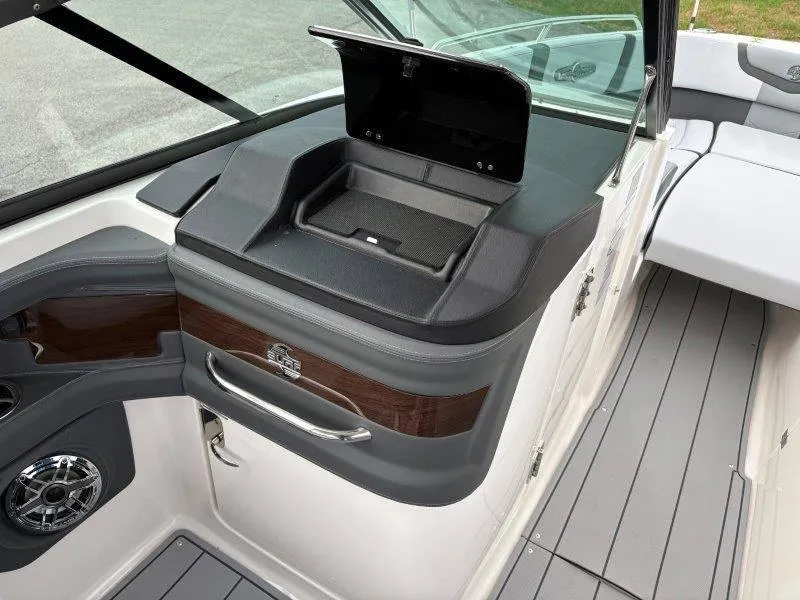 Slide: The Image of Chaparral 30 Surf 2025 - 81