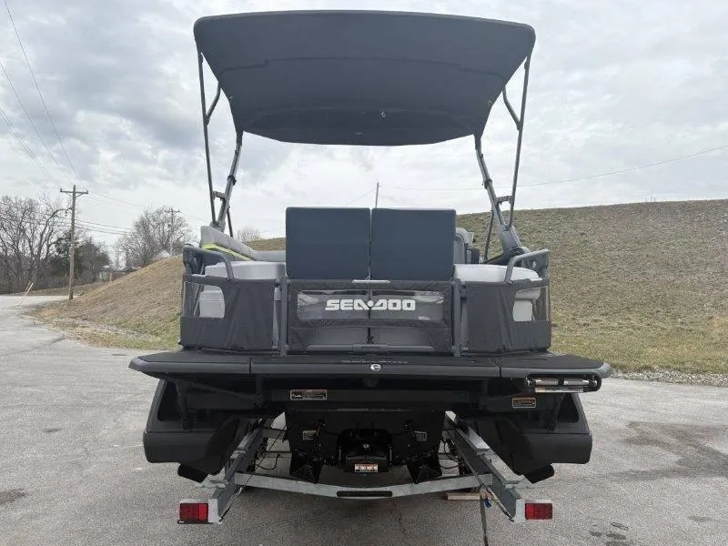 Slide: The Image of Sea-Doo Switch Cruise Limited 21' 230HP 2025 - 56