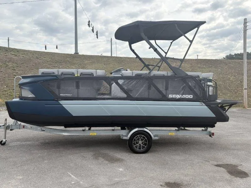 Slide: The Image of Sea-Doo Switch Cruise Limited 21' 230HP 2025 - 57