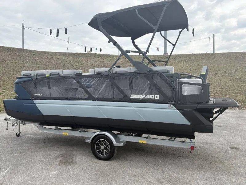 Slide: The Image of Sea-Doo Switch Cruise Limited 21' 230HP 2025 - 64