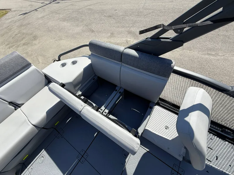 Slide: The Image of Sea-Doo Switch Sport 13' 170HP 2025 - 35