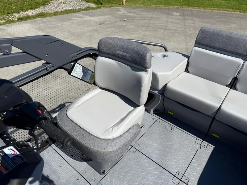 Slide: The Image of Sea-Doo Switch Sport 13' 170HP 2025 - 44