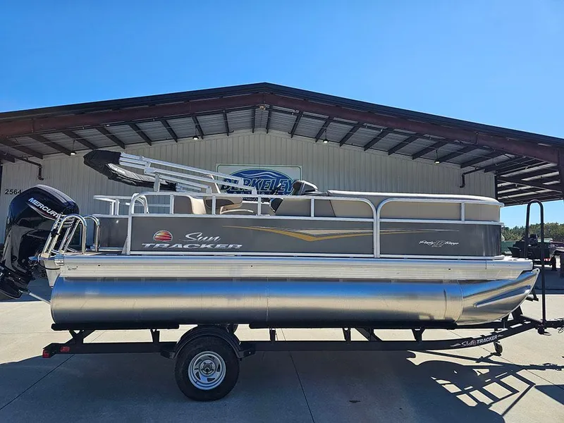 The Image of 2025 Sun Tracker Party Barge® 18 DLX - 1