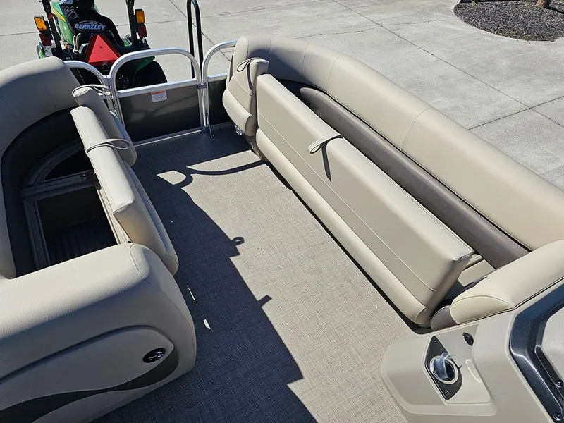 Slide: The Image of 2025 Sun Tracker Party Barge® 18 DLX - 23
