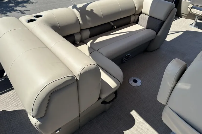 Slide: The Image of Luxurious seating on 2025 Sun Tracker Fishin' Barge 22 DLX pontoon boat. - 20