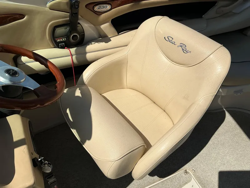 Slide: The Image of Sea Ray 230 2000 - 15