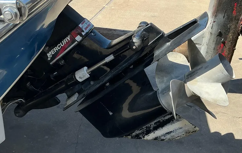 Slide: The Image of Sea Ray 230 2000 - 32