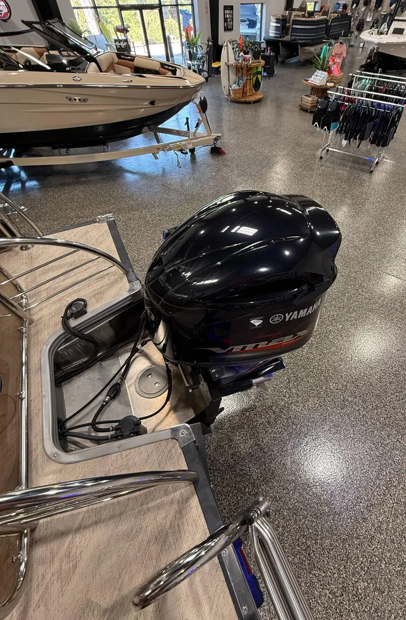 Slide: The Image of 2019 Manitou 25 SES Platinum with Yamaha outboard motor in showroom. - 18