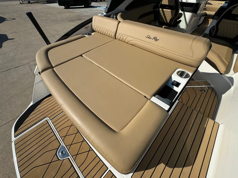 Slide: The Image of Sea Ray SLX 260 Surf 2024 - 10