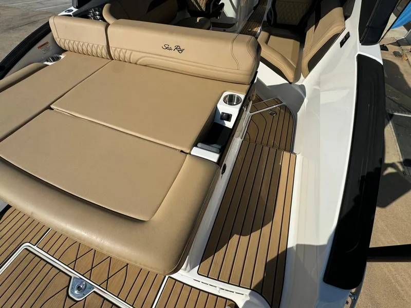 Slide: The Image of Sea Ray SLX 260 Surf 2024 - 11