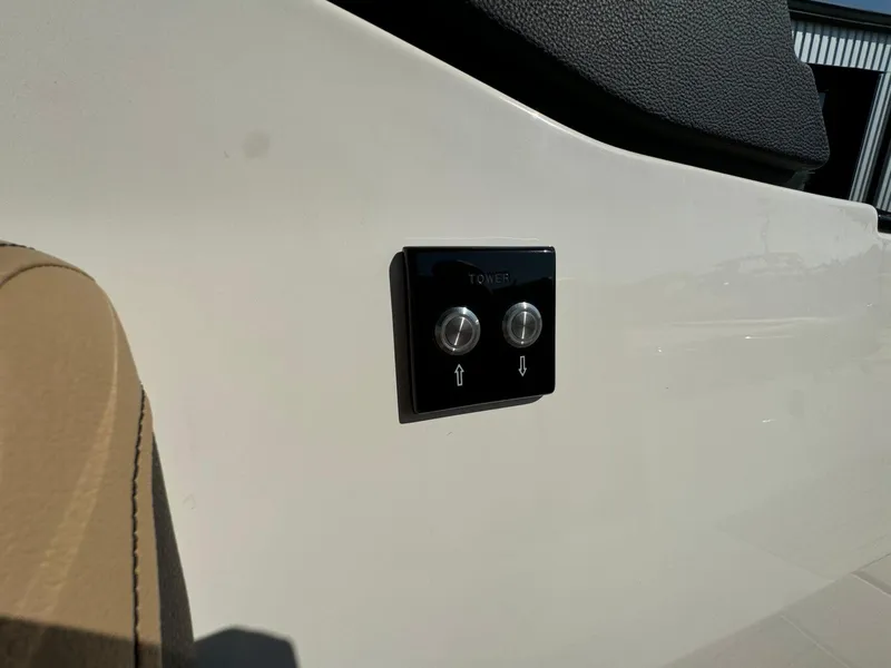 Slide: The Image of Sea Ray SLX 260 Surf 2024 - 14