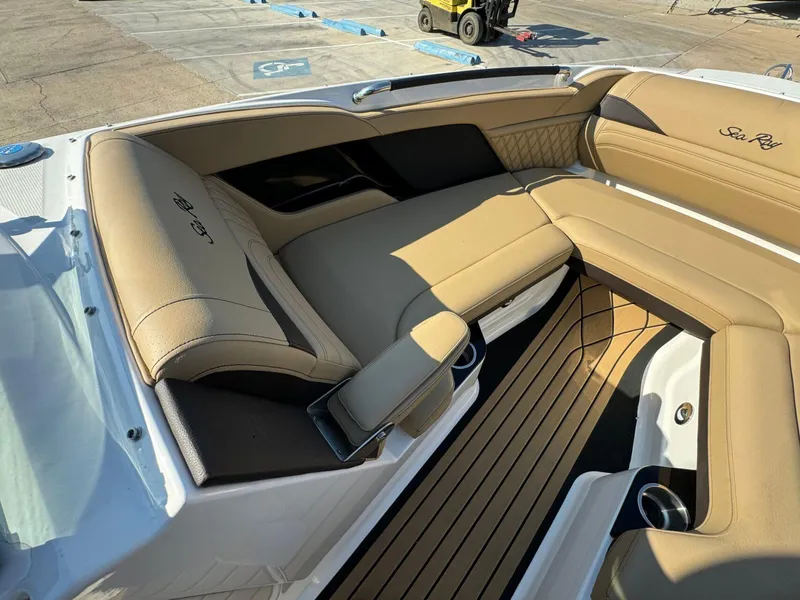 Slide: The Image of Sea Ray SLX 260 Surf 2024 - 30