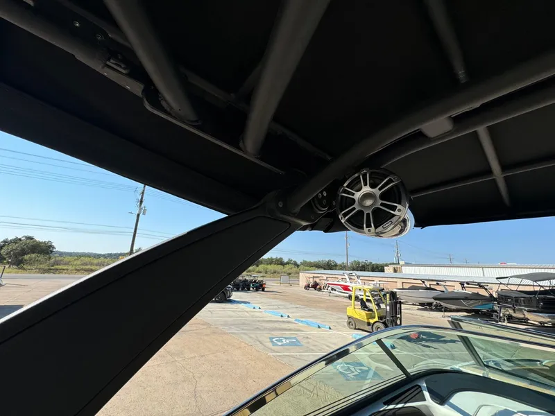 Slide: The Image of Sea Ray SLX 260 Surf 2024 - 33