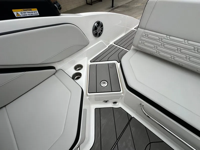 Slide: The Image of Sea Ray SPX 210 2024 - 10