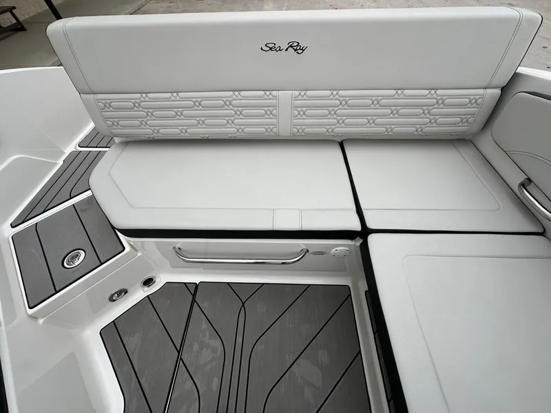 Slide: The Image of Sea Ray SPX 210 2024 - 11