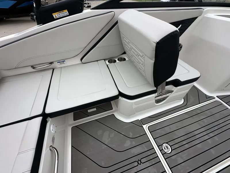 Slide: The Image of Sea Ray SPX 210 2024 - 15