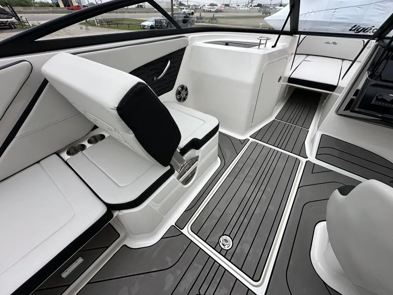 Slide: The Image of Sea Ray SPX 210 2024 - 16