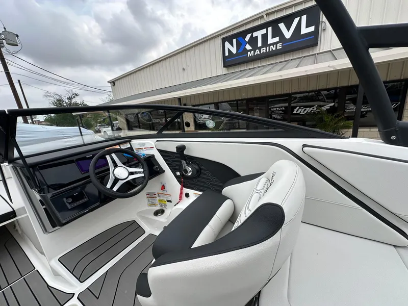 Slide: The Image of Sea Ray SPX 210 2024 - 18