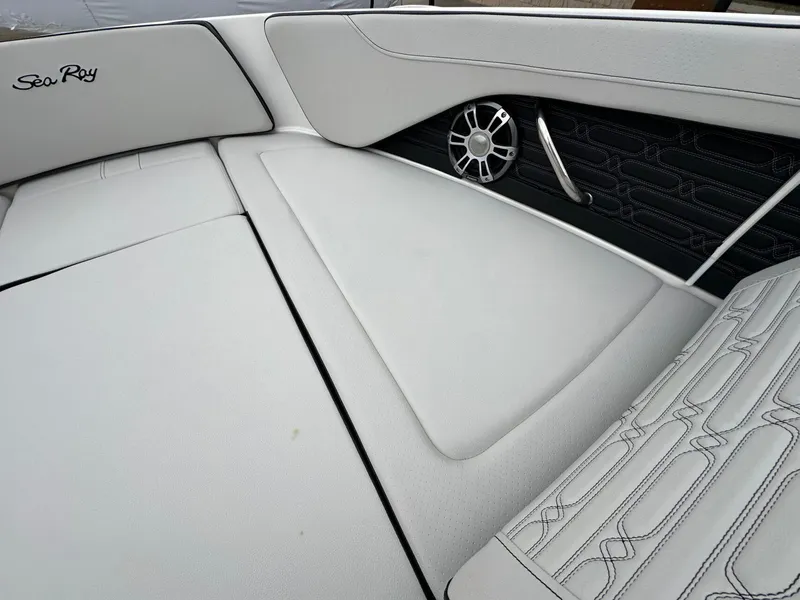 Slide: The Image of Sea Ray SPX 210 2024 - 23