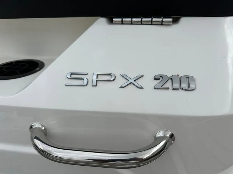 Slide: The Image of Sea Ray SPX 210 2024 - 33