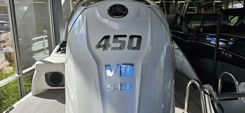 Slide: The Image of Bennington R 25 RSBA 2025 boat with 450 V8 5.6L engine in showroom. - 7