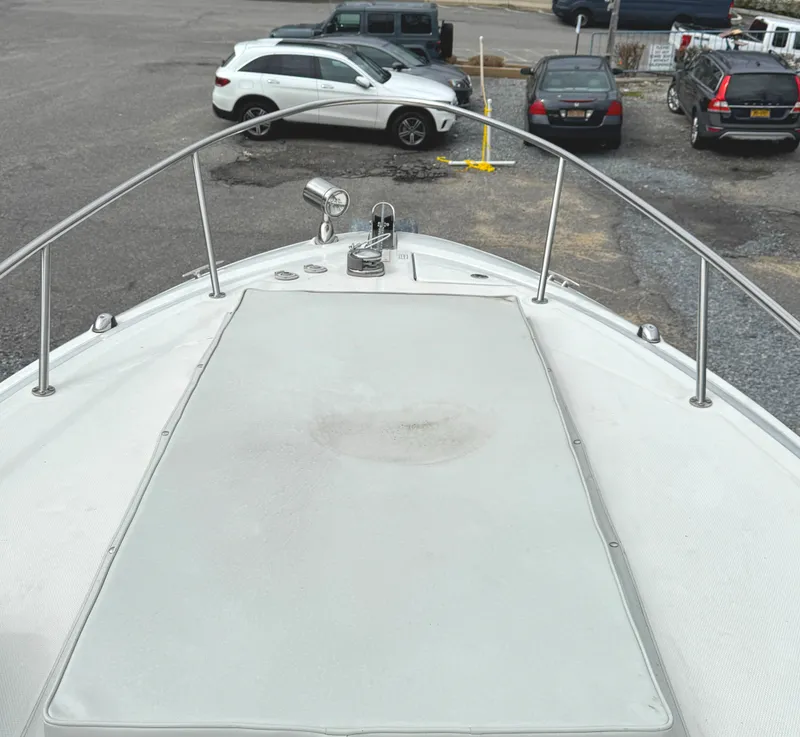 Slide: The Image of Bow view of 2010 Sea Ray 280 Sundancer in a parking lot. - 14