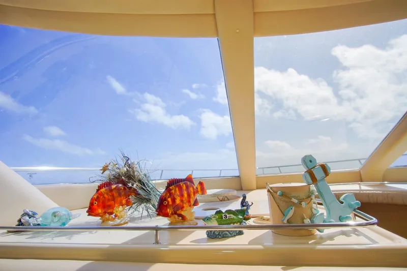 Slide: The Image of Interior of 2001 Sea Ray 480 Sedan Bridge with decorative marine-themed ornaments. - 49