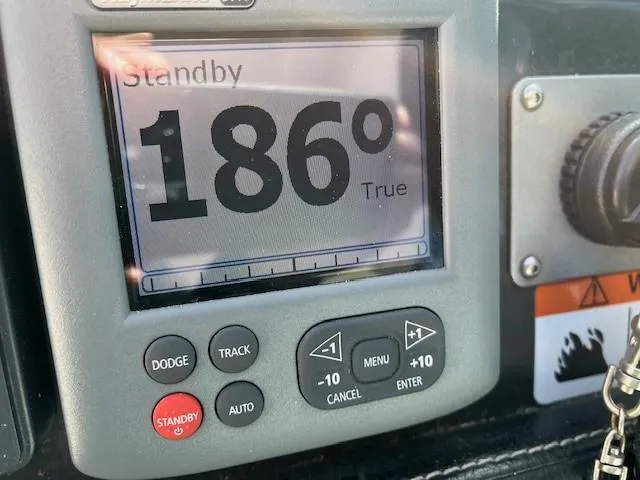 Slide: The Image of Boat navigation display showing 186 degrees on a 2009 Four Winns V435. - 28