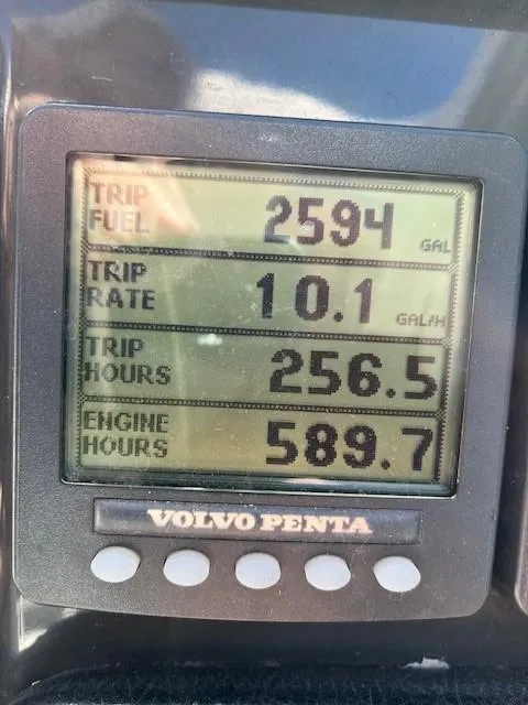 Slide: The Image of Volvo Penta display showing fuel usage and engine hours on 2009 Four Winns V435. - 33