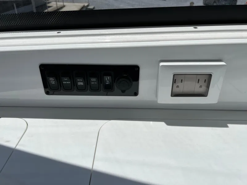 Slide: The Image of Regal LS36 2022 - 75