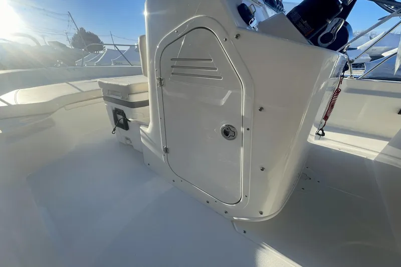 Slide: The Image of Boston Whaler 190 Montauk 2025 - 11