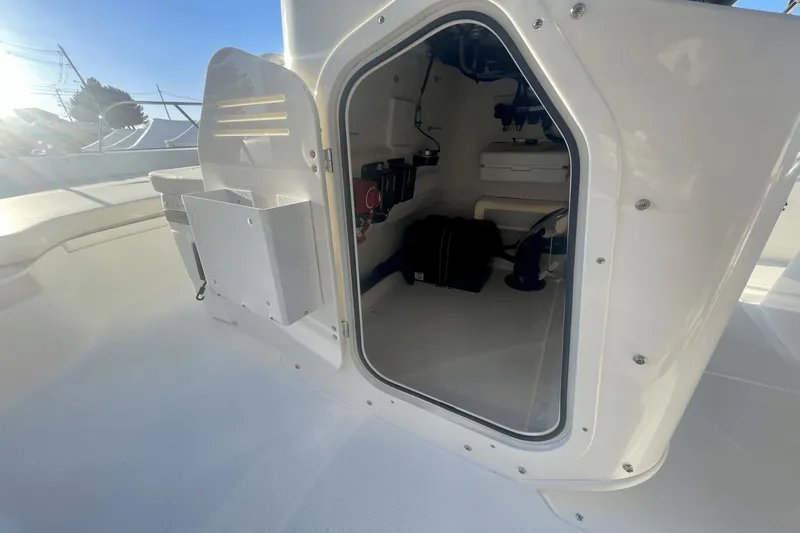 Slide: The Image of Boston Whaler 190 Montauk 2025 - 12